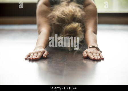 Yoga zu Hause: Kind Pose Stockfoto