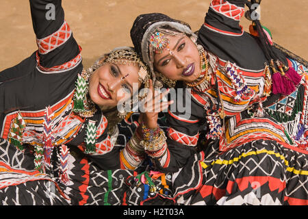 Kalbelia Tänzerinnen auf dem Jahrmarkt der Sarujkund in der Nähe von Delhi in Indien Stockfoto