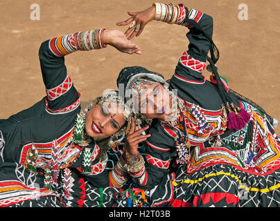 Kalbelia Tänzerinnen auf dem Jahrmarkt der Sarujkund in der Nähe von Delhi in Indien Stockfoto