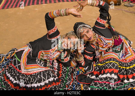 Kalbelia Tänzerinnen auf dem Jahrmarkt der Sarujkund in der Nähe von Delhi in Indien Stockfoto