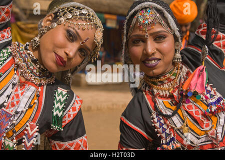 Kalbelia Tänzerinnen auf dem Jahrmarkt der Sarujkund in der Nähe von Delhi in Indien Stockfoto