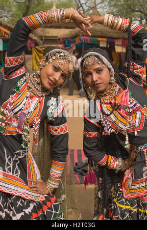 Kalbelia Tänzerinnen auf dem Jahrmarkt der Sarujkund in der Nähe von Delhi in Indien Stockfoto