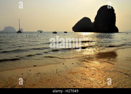 Railay Beach in Krabi Thailand bei Sonnenschein Stockfoto