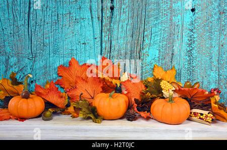 herbstliche Stillleben auf Türkis lackiert rustikales Holz mit Kürbisse und Blätter Stockfoto