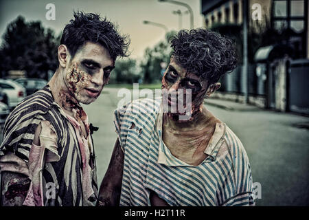 Zwei männliche Zombies stehen in leere Stadtstraße Blick in die Kamera Stockfoto