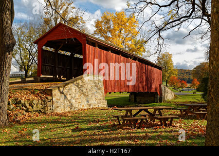 Pool-Schmiede überdachte Brücke im Herbst Stockfoto