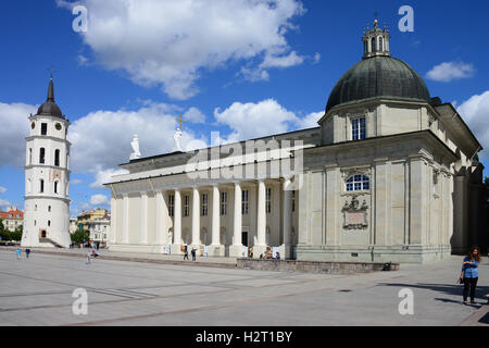 Kathedrale und Bell Tower im Zentrum von Vilnius, die Hauptstadt von Litauen. Diese werden in einem großen Platz gesetzt. Stockfoto