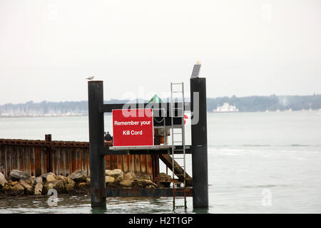 19. September 2016, Jet-Ski erinnern Ihr töten Schnur Zeichen im Hafen in Yarmouth auf der Isle Of Wight Wand Stockfoto