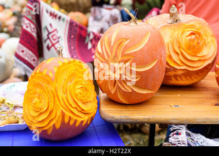 Große Orange Blume geschnitzte Kürbisse, Nahaufnahme, traditionellen Ornament Teppich in der Republik Moldau Stockfoto
