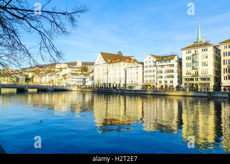 Zürich, Schweiz - 25. Dezember 2015: Panoramablick auf die Altstadt (Altstadt), am Ostufer des Flusses Limmat mit l Stockfoto