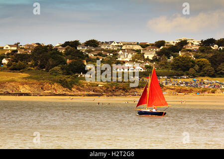 Segelboot auf dem Fluss in der Nähe von Padstow, Cornwall Stockfoto