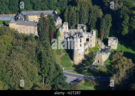 LUFTAUFNAHME. Verlassene mittelalterliche Burg neben einem Renaissanceschloss. Burg Beaufort, Bezirk Grevenmacher, Luxemburg. Stockfoto