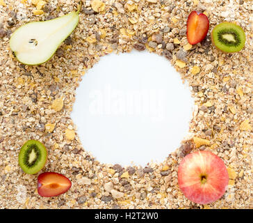 Getreide, ausgebreitet auf Hintergrund mit frischen Früchten Stockfoto