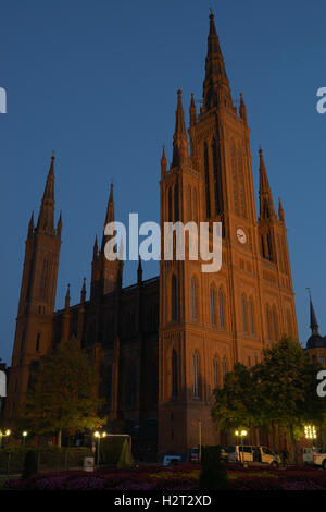 Marktkirche in englischer Sprache in der Abenddämmerung. Stadt Wiesbaden, Hessen, Deutschland. Stockfoto