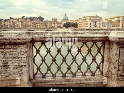 Blick auf Rom von Sant'Angelo Burg Brücke über den Tiber Stockfoto