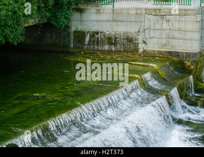 Wasserfall Wasser Natur fallenden Fluss fließt im freien blauen dam Wasserkraft Reflexion schnelle Farbe Spray Station w streamen Stockfoto