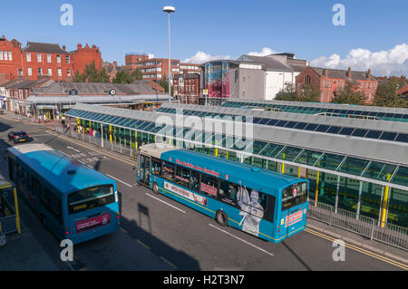 Der Busbahnhof im Hardshaw Shopping Centre in St. Helens Merseyside Nordwestengland. Stockfoto