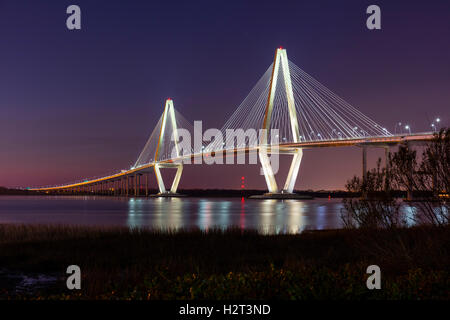 Arthur Ravenel Bridge über den Cooper River in der Nacht, South Carolina, USA Stockfoto