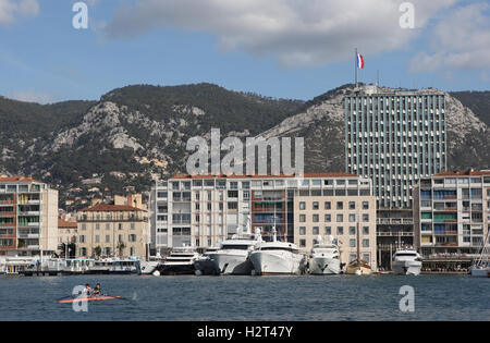 Blick vom Quai Minerve auf Segelboote im Hafen von Toulon, Var, Cote d ' Azur, Frankreich, Europa Stockfoto