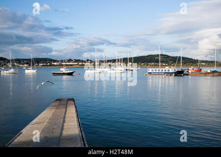 Yacht-Masten spiegelt sich in Conwy Bay-Mündung, North Wales, UK Stockfoto