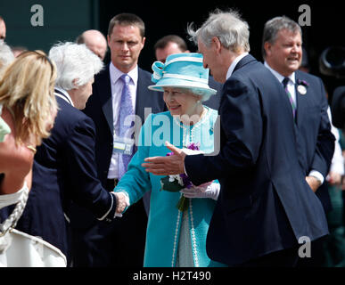 Königin Elizabeth II. Teilnahme an Wimbledon zum ersten Mal in 33 Jahren Wimbledon Championships 2010, Wimbledon, Großbritannien Stockfoto