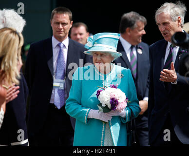 Königin Elizabeth II. Teilnahme an Wimbledon zum ersten Mal in 33 Jahren Wimbledon Championships 2010, Wimbledon, Großbritannien Stockfoto