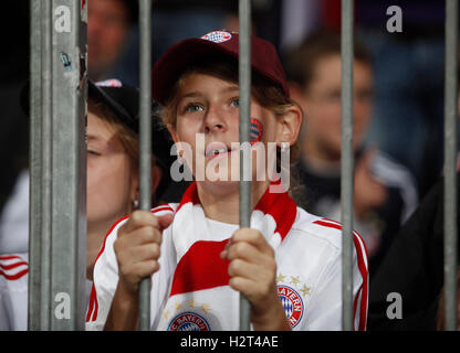 Young-Bayern-Fan, Mädchen, Franz Beckenbauer Abschiedsspiel, FC Bayern München gegen Real Madrid in der Allianz Arena, München Stockfoto