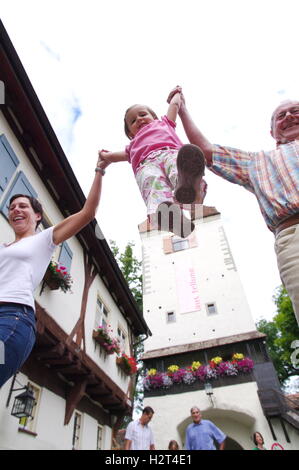 Menschen in einer verkehrsberuhigten Zone, Isny, Bayern Stockfoto