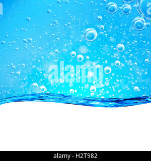 Blaue Welle, Wasser, close-up Luftblasen, Bereich für Text auf weißem Hintergrund. Stockfoto
