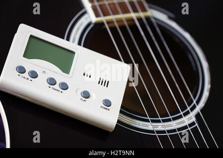 Gitarre und Tuner für Muskelaufbau Musikinstrumente Stockfoto