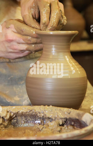 Keramik-Keramik Proccess machen. Handgemachte Ahnung Keramik. Potter Hände. Stockfoto