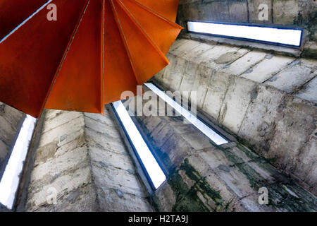 Suchen Sie eine Wendeltreppe in einem Kirchturm in Manizales, Kolumbien Stockfoto