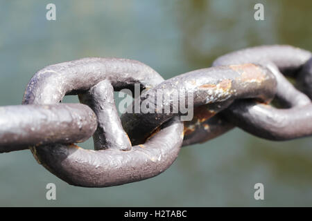 Starke alte Kette hautnah im Schiff Hafen Stockfoto