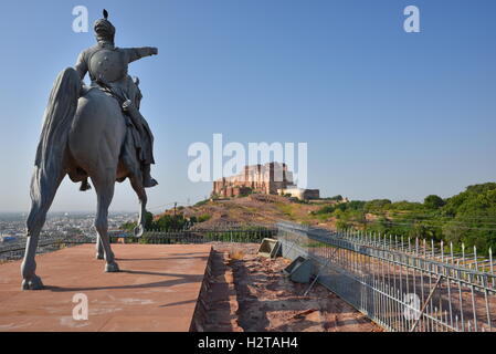 Statue von Rao Jodha (Gründer von Jodhpur) und majestätischen Mehrangarh Fort in Jodhpur, Rajasthan, Indien gelegen Stockfoto