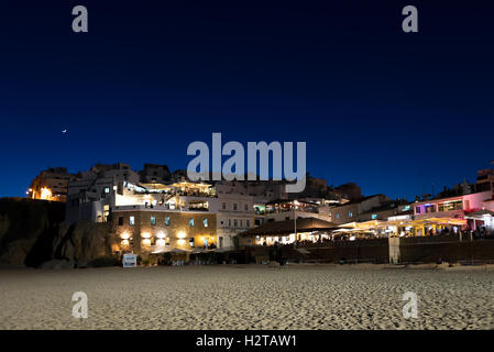 Albufeira, Algarve, Portugal - 1. Mai 2014: Albufeira Strand bei Nacht, Algarve, Portugal Stockfoto