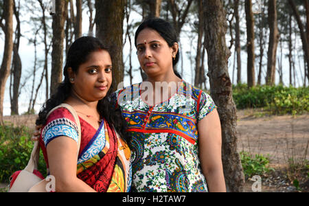 Indische Frauen sind einander eng am Meer Seitenbereich. Stockfoto