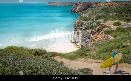 Sagres, Algarve, Portugal - 1. Mai 2014: Beliche Strand in der Algarve in Portugal. Ein Blick auf Menschen das Surfen von oben. Stockfoto