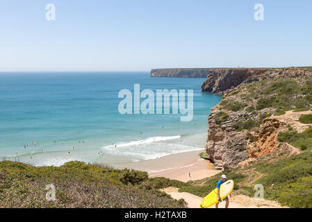 Sagres, Algarve, Portugal - 1. Mai 2014: Beliche Strand in der Algarve in Portugal. Ein Blick auf Menschen das Surfen von oben. Stockfoto