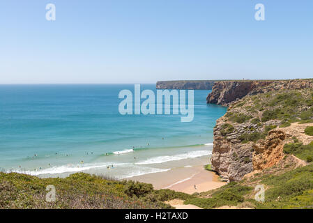 Sagres, Algarve, Portugal - 1. Mai 2014: Beliche Strand in der Algarve in Portugal. Ein Blick auf Menschen das Surfen von oben. Stockfoto