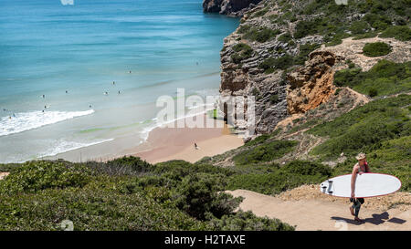 Sagres, Algarve, Portugal - 1. Mai 2014: Beliche Strand in der Algarve in Portugal. Ein Blick auf Menschen das Surfen von oben. Stockfoto