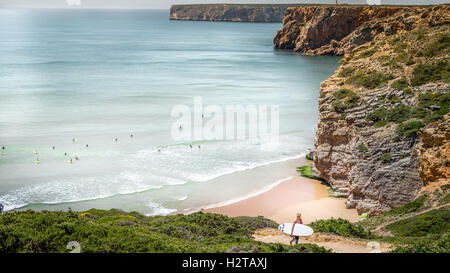 Sagres, Algarve, Portugal - 1. Mai 2014: Beliche Strand in der Algarve in Portugal. Ein Blick auf Menschen das Surfen von oben. Stockfoto