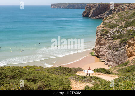 Sagres, Algarve, Portugal - 1. Mai 2014: Beliche Strand in der Algarve in Portugal. Ein Blick auf Menschen das Surfen von oben. Stockfoto