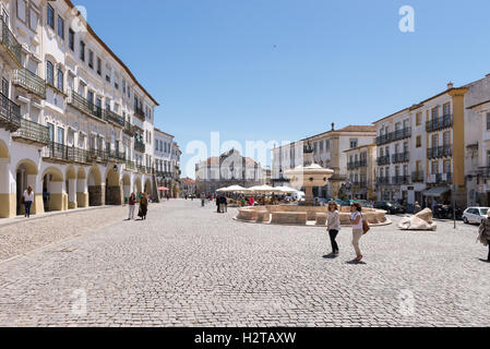 Evora, Portugal - 30. April 2014: Do Giraldo Platz in Evora in Portugal Stockfoto