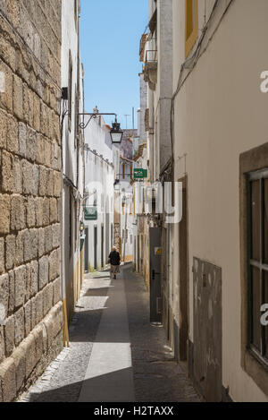 Evora, Portugal - 30. April 2014: alte Straße der Stadt Evora in Portugal Stockfoto