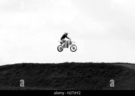 Motorrad Sprung in den Himmel auf verstecken Geschwindigkeit schwarz / weiß Foto Stockfoto