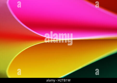 Abstrakte Papierstapel unscharf bunten Hintergrund gestellt. Papierstapel in verschiedenen Farben, unscharf gestellt Stockfoto