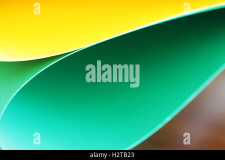 Abstrakte Papierstapel unscharf bunten Hintergrund gestellt. Papierstapel in verschiedenen Farben, unscharf gestellt Stockfoto