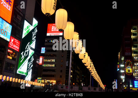Japanische Laterne oder Lampe traditionelle Beleuchtungseinrichtungen und Plakatwerbung an Dotonbori Fluss am 8. Juli 2015 in Osaka, J Stockfoto