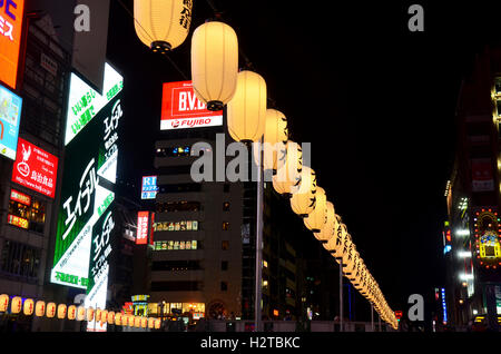 Japanische Laterne oder Lampe traditionelle Beleuchtungseinrichtungen und Plakatwerbung an Dotonbori Fluss am 8. Juli 2015 in Osaka, J Stockfoto