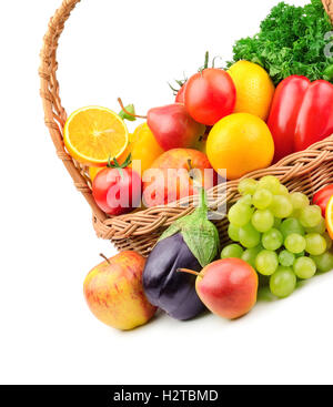 Obst und Gemüse in einem Weidenkorb Stockfoto